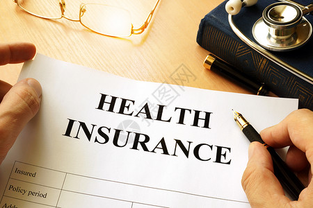 健康保险保单放在一张桌子上高清图片