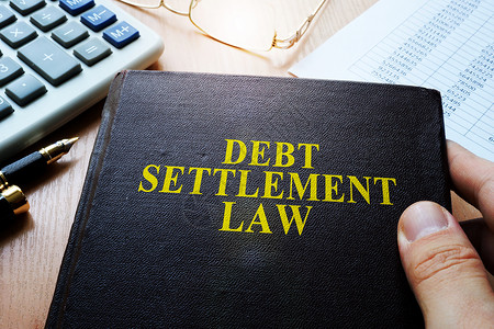 债务解决法 摆在桌面上钱高清图片素材