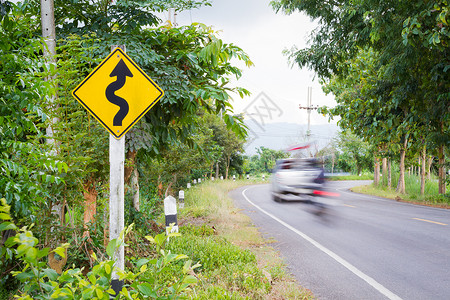 道路警告图标林中修筑道路标志 车和摩托车模糊不清背景