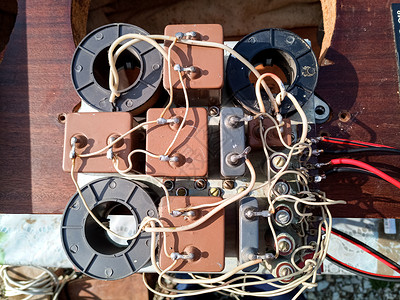 声波频率声波过滤器交叉 安菲顿 35AC018老式音响系统 电路板上的电容器和圈子乡愁声学两栖线圈扬声器转盘电子产品电器木头工程背景