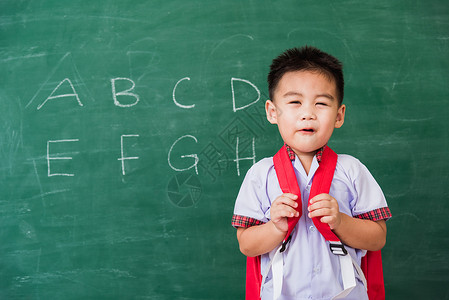 幼儿园男孩穿着学生制服 带书包S的校服快乐背包学习木板乐趣男生孩子教育瞳孔学校泰国高清图片素材