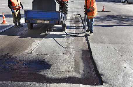部分修理沥青路 工人喷洒沥青表面的沥青沥青城市工作团队男人车辆建筑运输机器职业施工具体的高清图片素材