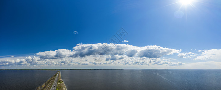 巨大的大河的空中景象 水坝在美丽的圆下高清图片