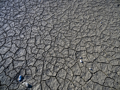 带天然粘土质地透视的干湖床地球阳光障碍季节沙漠寂寞木头地形土地气候背景图片