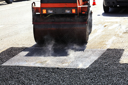 恢复回升卡车工业的道路施工高清图片