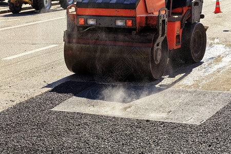 需要修理的公路上一条重力干燥的滚筒式路面沥青晴天车轮振动街道工作卡车运输柴油机道路车辆背景图片