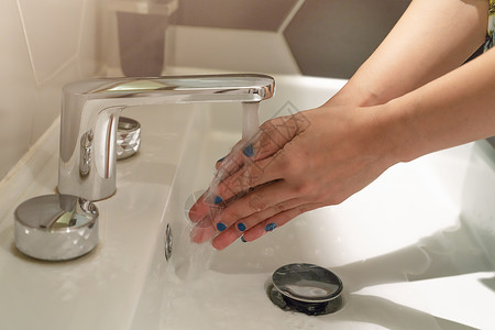 洗手关龙头妇女用水龙头洗手 卫生概念女性气泡跑步溪流消毒卫生间起重机皮肤清洁流动背景