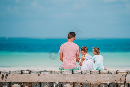 墙上海洋父亲和孩子们享受沙滩夏季热带度假的假期情感男人孩子父母海岸线运动异国女儿海滩喜悦背景