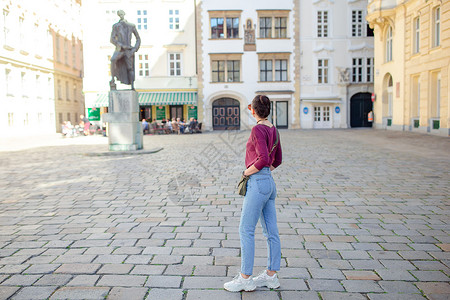 在城市中行走的女子 在意大利城 年轻有吸引力的旅游者户外活动享受冒充地标马尾草旅行广场旅游微笑女孩女士背景图片