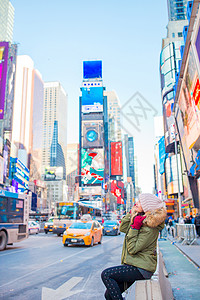 纽约市妇女作为时代广场游客或年轻快乐的女人来访 曼哈顿 纽约 纽约 美国美丽年轻快乐微笑的女孩新的高清图片素材