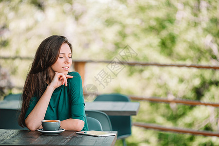 乐享早餐美丽的优雅女孩 在户外咖啡厅吃早餐杯子闲暇酒吧饮料女士阳台咖啡店假期餐厅咖啡背景