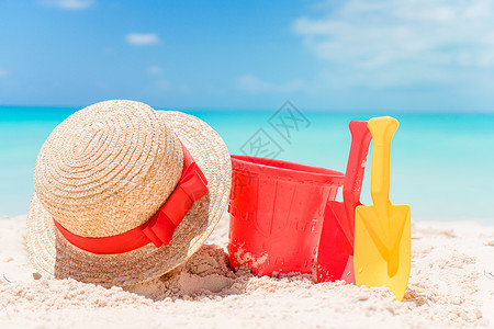 红色铲子玩具白沙滩上的海滩小孩玩具支撑海洋孩子海岸房子沙堡热带游戏塑料乐趣背景