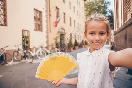 欧洲城户外可爱时尚的小女孩 在欧洲城外姐姐季节城市女性幸福童年建筑学闲暇自拍孩子可爱的高清图片素材