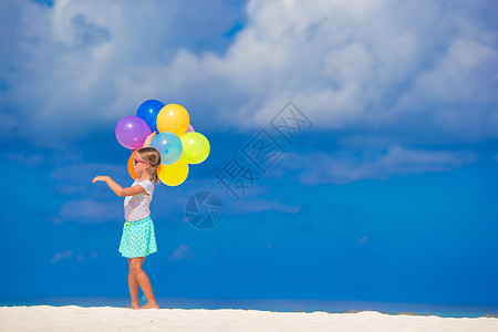 玩气球的小女孩可爱的小女孩在沙滩玩气球游戏乐趣情感享受旅行假期热带微笑太阳镜学校孩子背景
