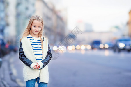 欧洲城户外可爱时尚的小女孩 在欧洲城外幸福季节女孩享受咖啡店女性帽子旅游街道孩子为人父母高清图片素材