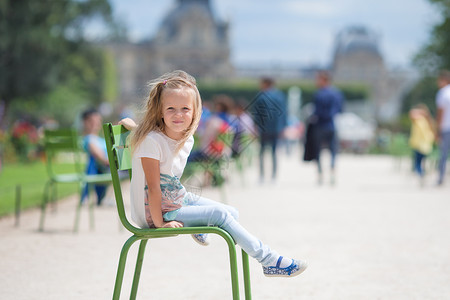 在法国巴黎欧洲城的 可爱时尚小姑娘户外看法高清图片素材