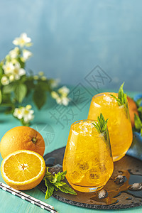 盛夏饮品海报橙汁加冰 两杯橙汁加新鲜的背景