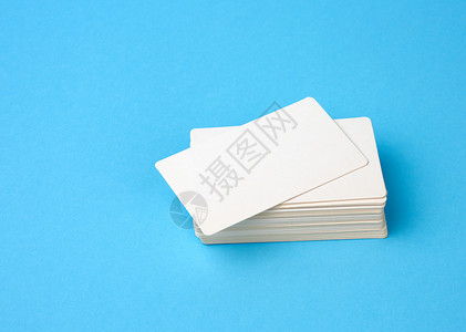 名片上加素材蓝色背景上的一叠长方形白色空白名片纸板地址公司笔记小样床单推广营销工作室商业背景
