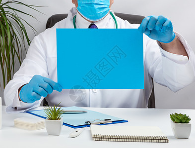 身穿白色医疗大衣的医生坐在棕色的桌子上临床手套工人药物办公室文档治疗护士卫生诊所信息高清图片素材