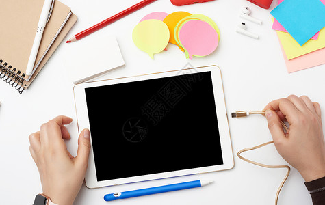 白电子平板电脑和两只手 工作过程或互联网绘画药片设计师技术网站女士笔记本网络铅笔屏幕高清图片素材