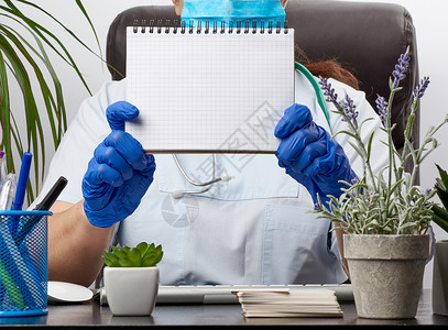 穿白大衣的女医务人员 蓝色乳胶手套治疗师职场医院笔记本处方从业者医疗保险工作女性卫生药品高清图片素材