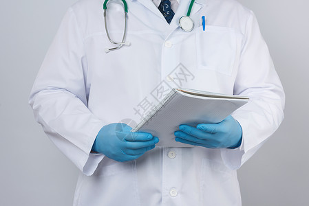 穿白大衣的男医生 有扣子 手持纸条成人诊所笔记纸医疗保险记事本工作护士保健医师蓝色医院高清图片素材