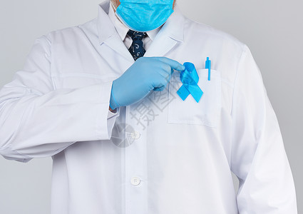 穿白大衣和领带的男医生站在口袋上高清图片