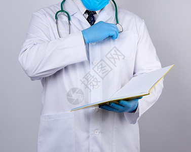 身穿白外套 戴纽扣的医生 戴着蓝色消菌手套纸高清图片素材