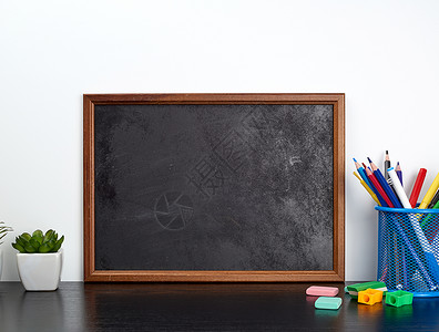 空白黑粉笔板 蓝色金属S型多色铅笔植物黄色广告牌课堂框架边界班级学生木板问候语背景图片