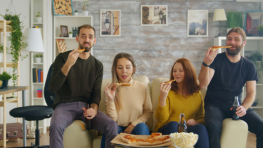 分享食物素材使用遥控控制在 tv 上man 变换频道背景