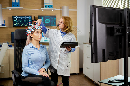 患有脑波扫描器的病人妇女 经医生调整高清图片