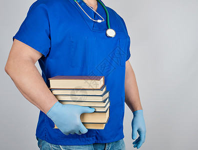 穿蓝制服的医生和不消毒的乳胶手套套在汉内高清图片