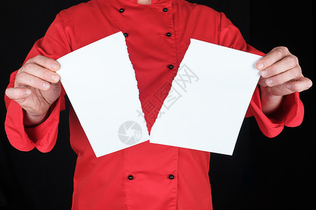 穿红色制服的男子将一张白纸撕成两半管理人员文档菜单套装厨师空白黑色眼泪商业男性背景图片