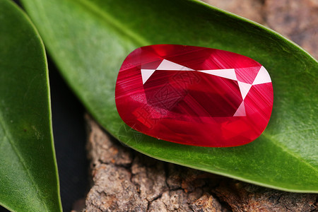 宝石白色岩石宝藏红宝石石头青金石钻石蓝色奢华红色背景图片