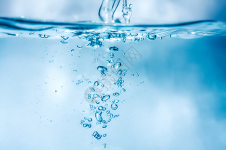 蓝色透明气泡水气泡背景涟漪水滴蓝色流动波纹空气运动溪流速度温泉背景