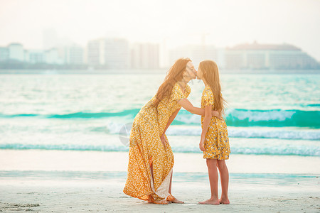 美丽的母亲和女儿在海滩上享受暑假的快乐家庭城市孩子海岸海洋父母女孩乐趣热带女士看法高清图片素材