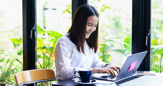 美丽的亚洲商业妇女检查文件和使用笔记b女性电脑办公室职业企业家技术女孩互联网商务生意在家工作高清图片素材