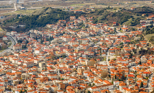 卡拉巴卡希腊城镇橙色建筑物屋顶 空中观察 Kalampak背景图片