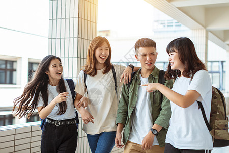 一群在大学沿走廊走来走去的快乐学生乐趣同学学习女孩学院青少年教育背包青年男人背景图片