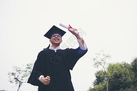 持有毕业证书的快乐研究生手头有文凭 教育学士学位学生微笑成就证书男性男人帽子成人幸福大学孤立高清图片素材