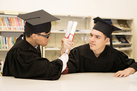 持有毕业证书的快乐研究生手头有文凭 教育学士学位成人成就学生大学幸福男性微笑证书男人帽子年轻的高清图片素材
