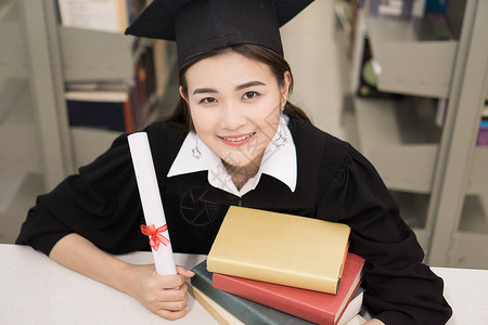 持有毕业证书的快乐研究生手头有文凭 教育学士学位大学幸福女士学校成就女性微笑学习帽子背景高清图片素材
