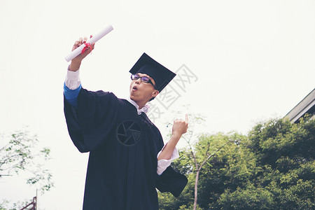 持有毕业证书的快乐研究生手头有文凭 教育学士学位成就学生帽子证书男人男性成人大学微笑幸福快乐的高清图片素材