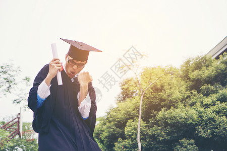 持有毕业证书的快乐研究生手头有文凭 教育学士学位成就男性学生幸福男人大学成人证书帽子微笑成功高清图片素材