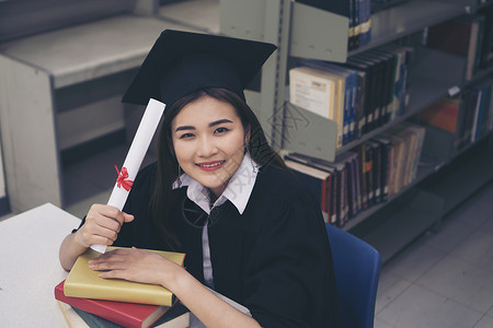 持有毕业证书的快乐研究生手头有文凭 教育学士学位幸福帽子学校学习女士成就大学微笑女性学术的高清图片素材