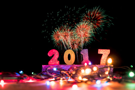 烟花装饰2017年数字 在烟花背景上点着圣诞灯背景