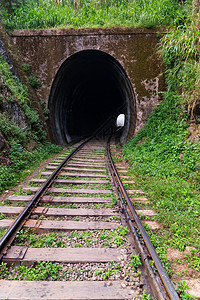 偏心废线隧道隧道过境小路物流游客植物森林建筑学速度阴影地标背景
