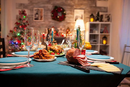 圣诞节食物传统节庆晚宴在桌上环境盘子迷迭香假期蔬菜蜡烛烤箱庆典桌子家庭背景