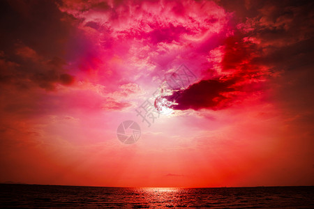 海中地平线上的月光云层日落假期高清图片素材