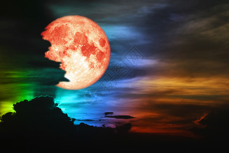 乌云遮月夜空云彩中的寒月 天上有多彩的乌云彩虹海洋月球戏剧性月亮植物星星亮度反射血月蓝色背景